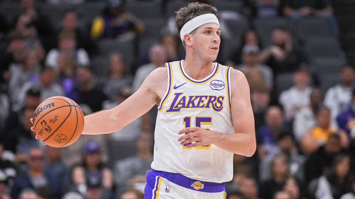 Lakers dolali Sacramento, Reaves 51 body zastoupil Jamese s Dončičem